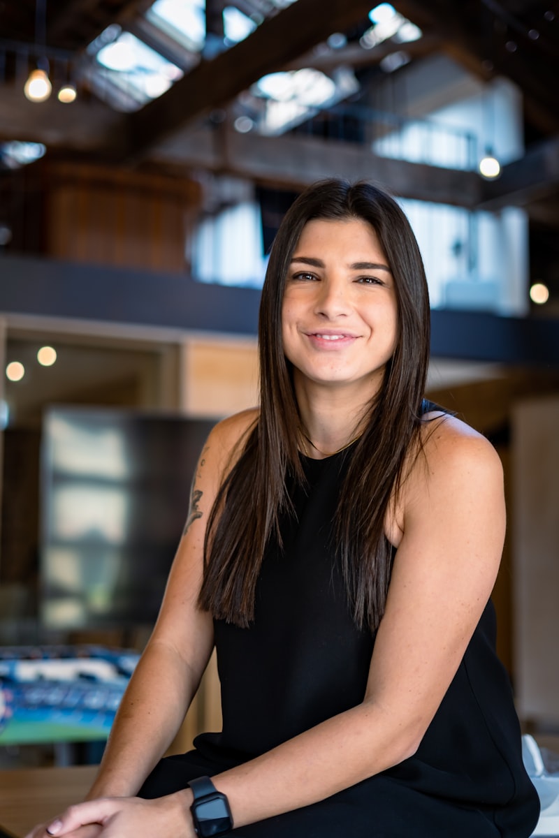 Consultora da SIÃO sorrindo, pronta para atender